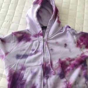 I’m selling a tie dye brandy melville zip up!!💜🤍
